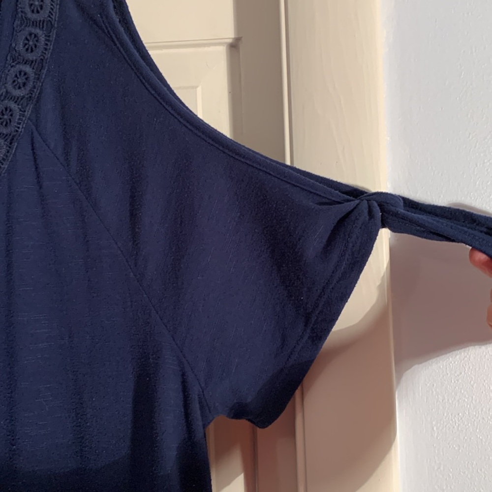 St. John's Bay Blue Embroidered V-Neck Cut Out Sleeves Top - Picture 4 of 9